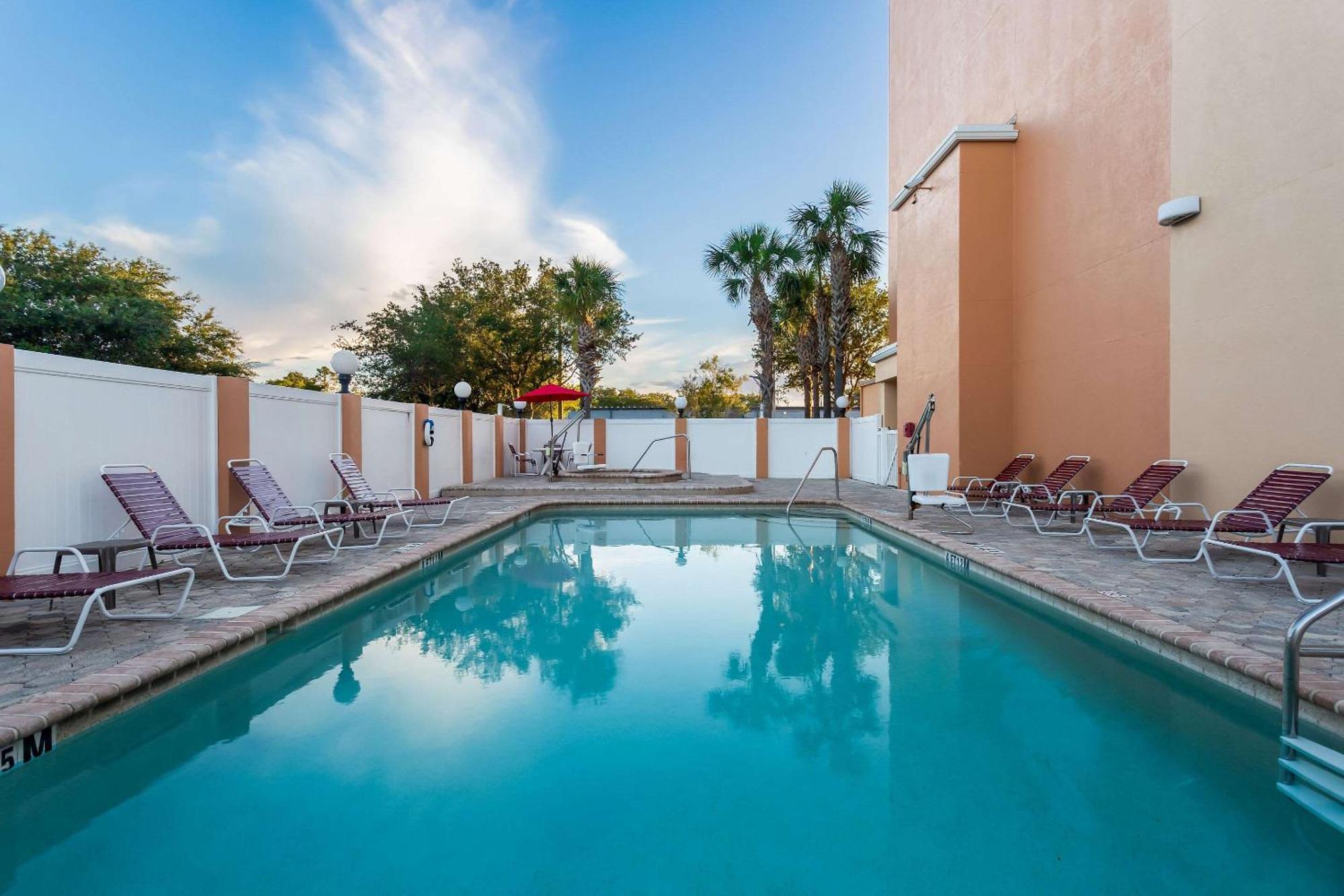 Comfort Suites Tampa Airport North Екстер'єр фото