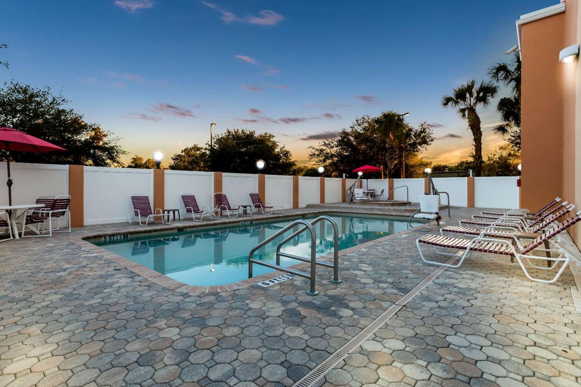 Comfort Suites Tampa Airport North Екстер'єр фото