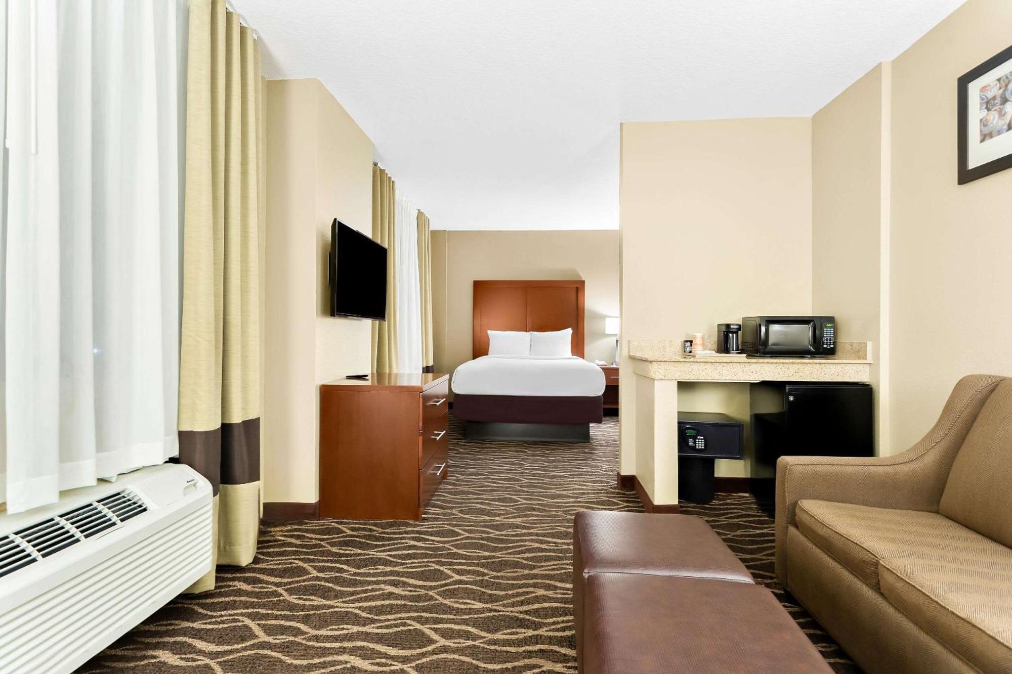 Comfort Suites Tampa Airport North Екстер'єр фото
