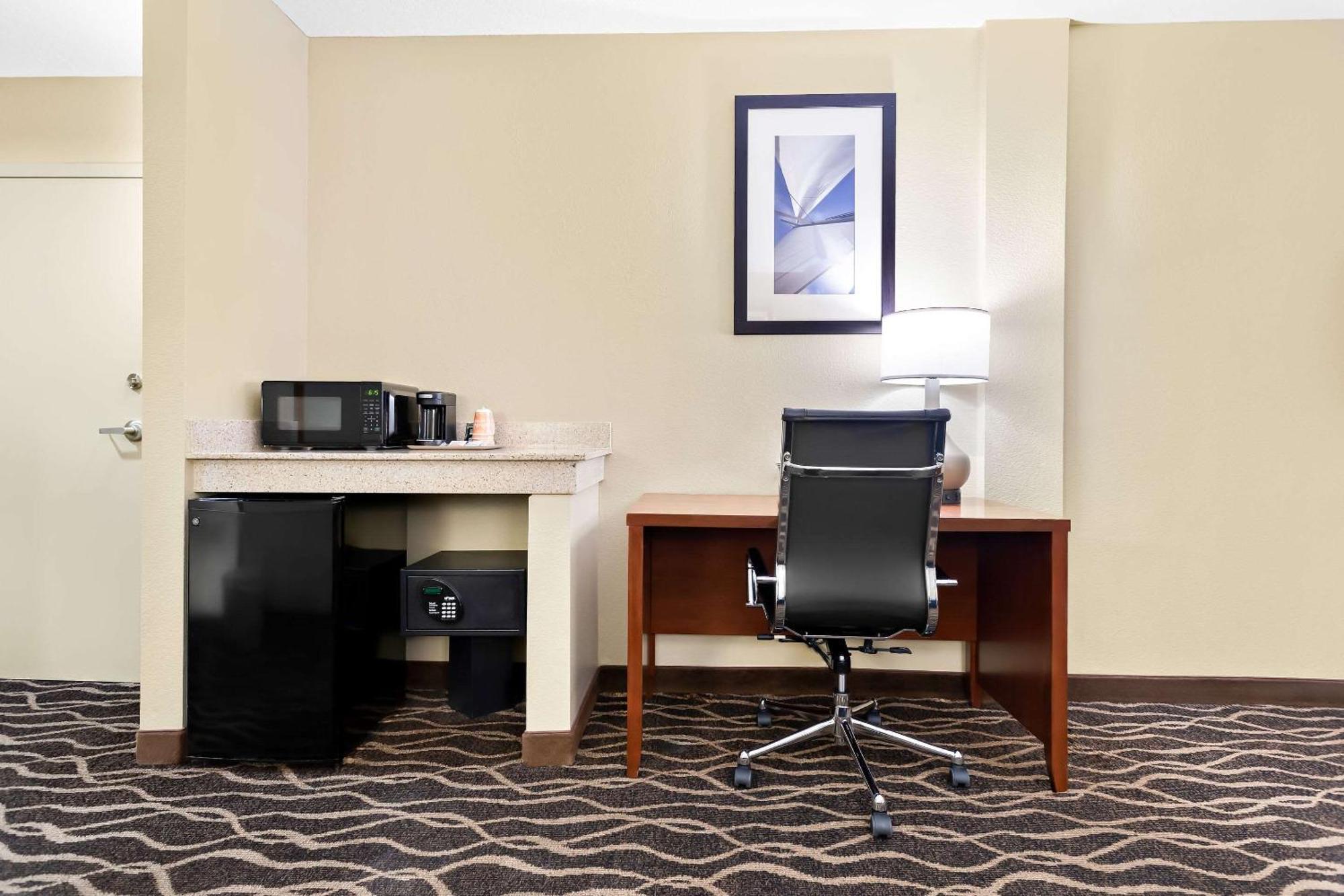 Comfort Suites Tampa Airport North Екстер'єр фото