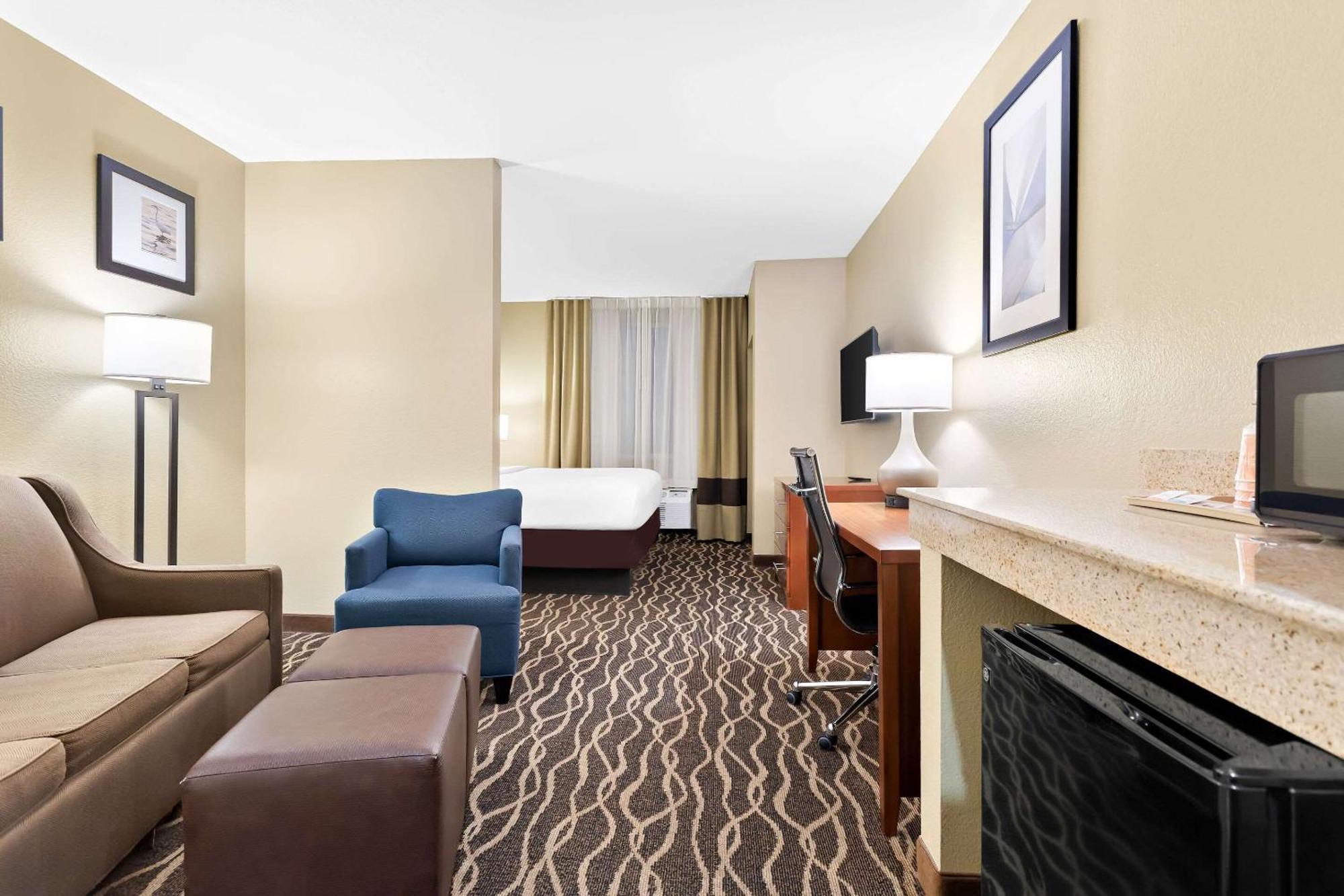 Comfort Suites Tampa Airport North Екстер'єр фото